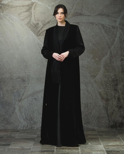 عبايه اي لاين - مخمل اسود مع حرير