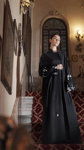 بشت اسود مع اكمام دانتيل اسود وازرق