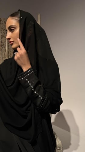 عبايه حرير بأكمام بتطريز النقدة من قصب الفضة