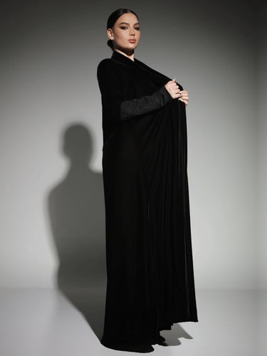 عباية مخملية مع أكمام دانتيل