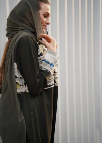 عباية زيتية من الكريب مع قماش التفتا على الصدر