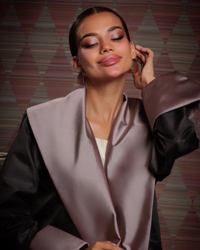 عباية بياقة كبيرة مقلوبة