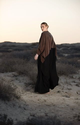 عباية من الحرير بلون مغاير