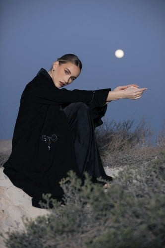 عباية مزينة ‎بفيونكات الكريستال