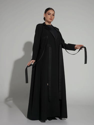 عباية سوداء بشرائط انسيابية