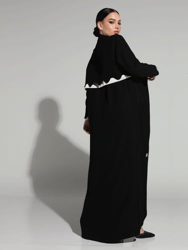 عباية كريب أسود بتفاصيل بيضاء