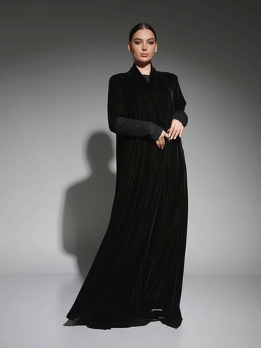 عباية مخملية مع أكمام دانتيل