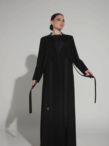 عباية سوداء بشرائط انسيابية