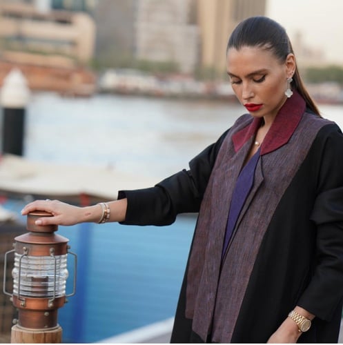 كتان أسود نقي مع تركيبة ملونة