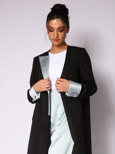 عباية كريب سوداء فاخرة (R)