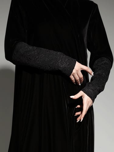 عباية مخملية مع أكمام دانتيل