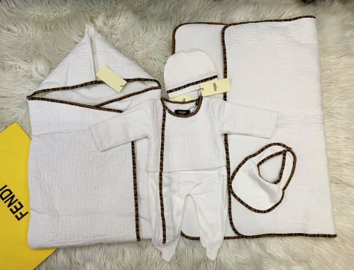 طقم فندي ابيض