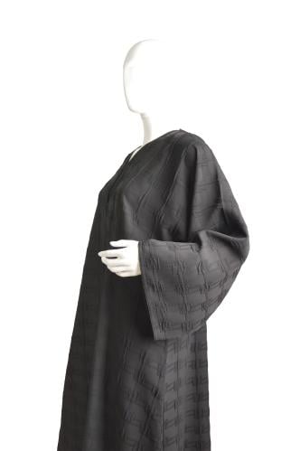 عباءة سوداء فاخرة بنقوش بارزة، ياقة V وأكمام مربعة...