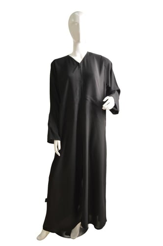 عباية حرير كوري مع تحديدات خصر وأكمام من ماركة "بد...