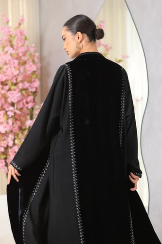 عباية مطرز مدمج بالمخمل