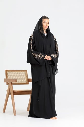 عباية عصرية بتطريز يدوي