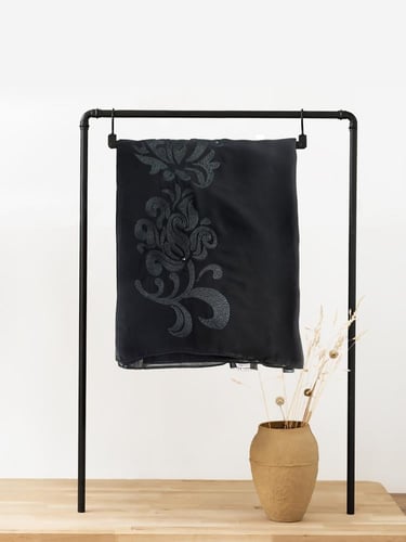 طرحة "بلاك روز" – سحر التطريز المخملي الأسود