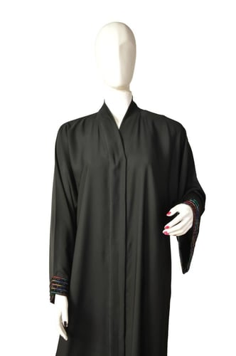 عباية "طيف الأنوثة" - رقي الأسود ينبض بالألوان