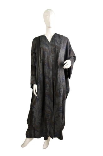 عباية فخمة وجذابة من ماركة بدون اسم بقصة عادية واس...