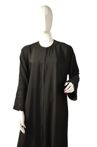 عباية "أصالة الحرير" بتطريز الكورنيش الفاخر