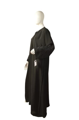 عباية "أصالة الحرير" بتطريز الكورنيش الفاخر