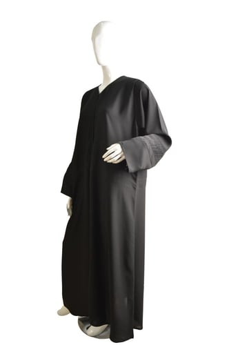 عباية حرير كوري مع تحديدات خصر وأكمام من ماركة "بد...