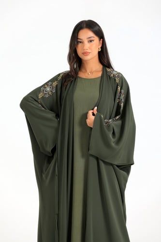 عباية عصرية بتطريز يدوي