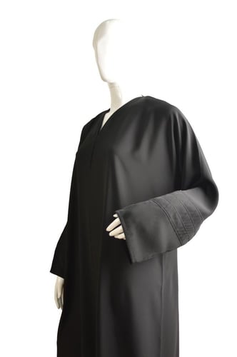 عباية بتحديديات الأكمام من ماركة "بدون اسم" عباية...