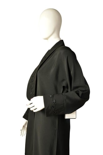 عباية كريب ملكي بتطريز الوشاح: أناقة الملوك التي ل...