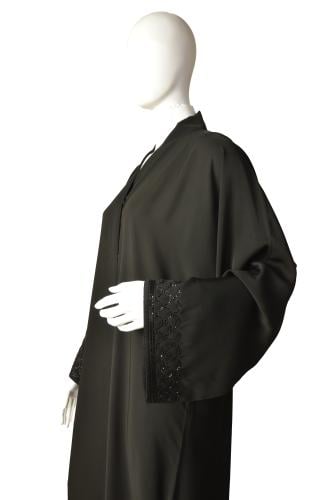 عباية فخمة وجذابة من ماركة بدون اسم، مصنوعة من حري...