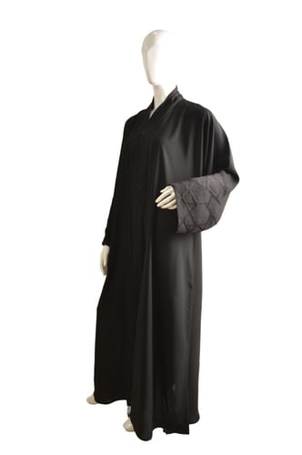 عباية حرير كوري فاخرة بتصميم مشجر للأمام والأكمام...