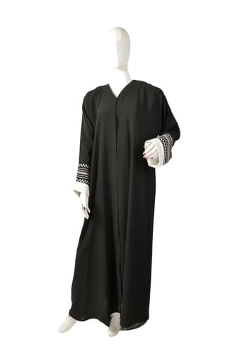 عباية "بدون اسم" من الحرير الكوري الأسود بتطريز أب...