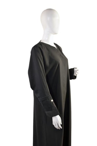 عباية فخمة وجذابة من ماركة بدون اسم، مصنوعة من حري...