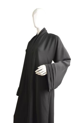 عباية حرير كوري بتصميم الكسرات الموحدة للأكمام وال...