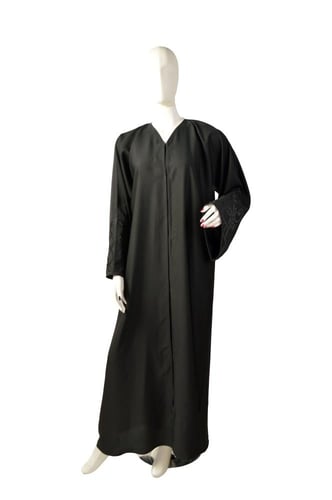 عباية سوداء أنيقة من بدون أسم مع تطريز أسود على ال...