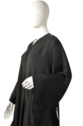 عباية "بدون اسم" من الحرير الكوري بجيوب أمامية وتف...
