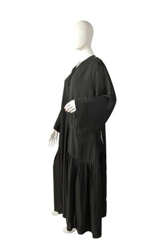 عباية "بدون اسم" من الحرير الكوري بجيوب أمامية وتف...