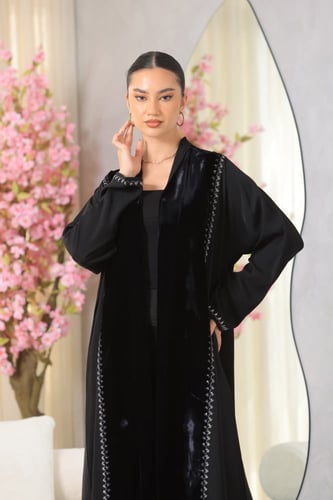 عباية مطرز مدمج بالمخمل