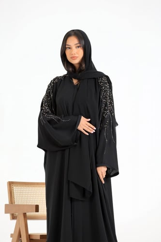 عباية عصرية بتطريز يدوي