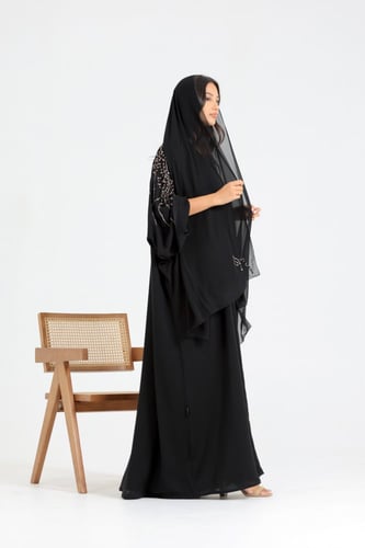 عباية عصرية بتطريز يدوي