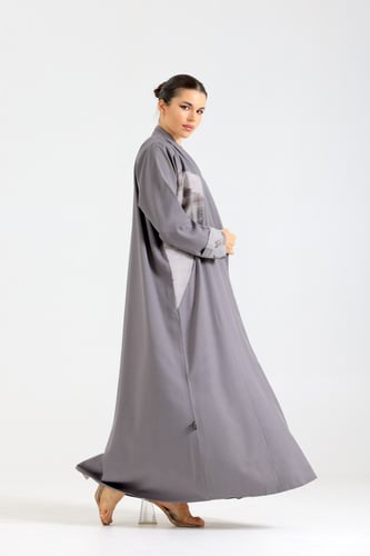 عباية بجيوب امامية تناسب الموظفات