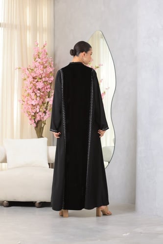 عباية مطرز مدمج بالمخمل