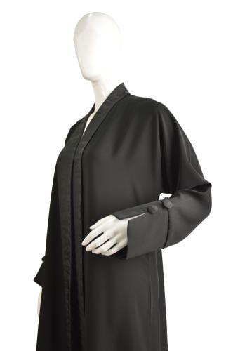 باية أنيقة وكلاسيكية ، تتميز بياقة على شكل كيمونو...