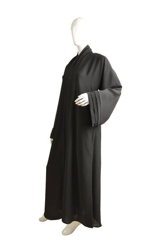عباية حرير كوري بتصميم الكسرات الموحدة للأكمام وال...