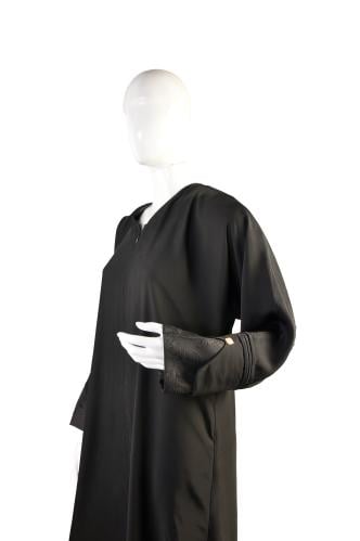 عباية فخمة وجذابة من ماركة بدون اسم، مصنوعة من حري...