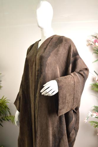 عباية فخمة ورائعة من ماركة بدون اسم، مصنوعة من حري...