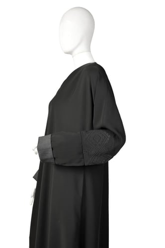 عباية حرير كوري فاخرة بتصميم مثلثي الرقبة وتطريز ر...