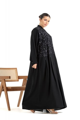 عباية تطريز بتصميم عصري