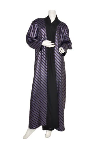 عباية شتوية فاخرة بقماش مخملي بخطوط معدنية – تصميم...