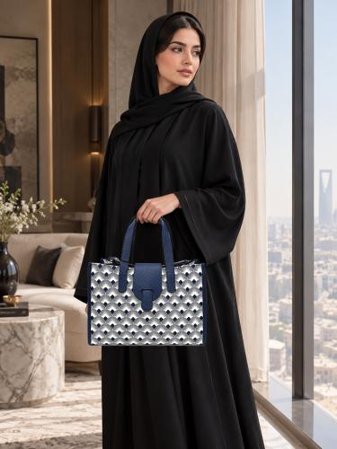 حقيبة يد نسائية فاخرة بنقشة هندسية متباينة وغطاء كحلي بمشبك أنيق